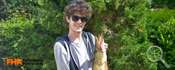 Herr Heinze mit seinem kapitalen Hecht aus dem Glambecksee