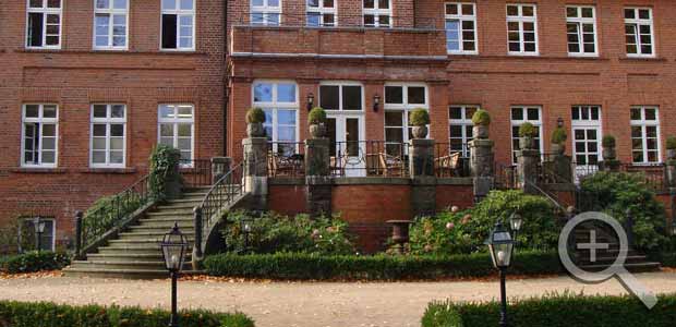 Der Blick aus dem Park auf das Schloss Basthorst.