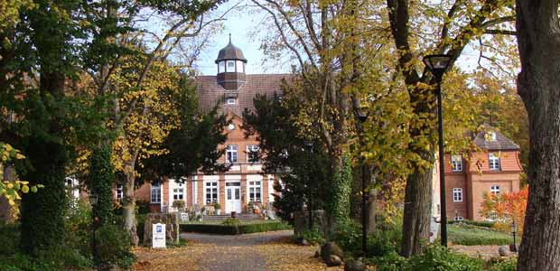 Schloss Basthost mit Allee